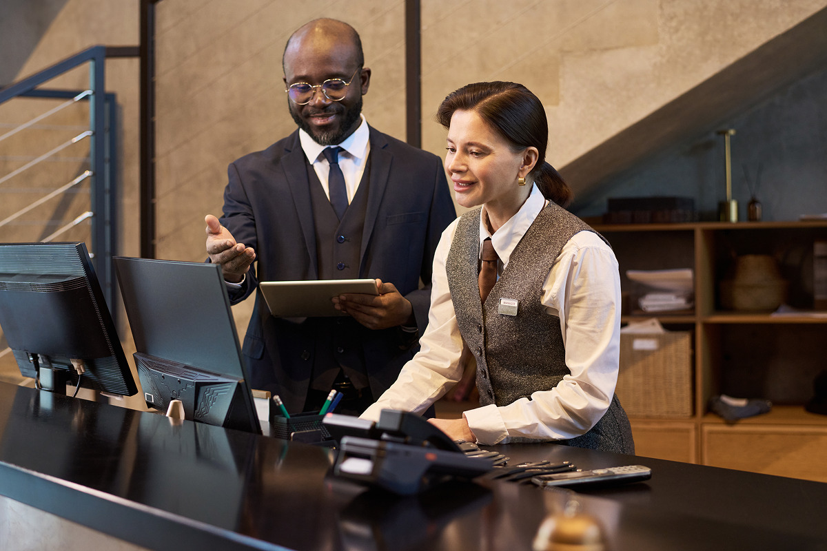 Personnel hôtelier qui utilise le logiciel de gestion de personnel hospitalité Emprez