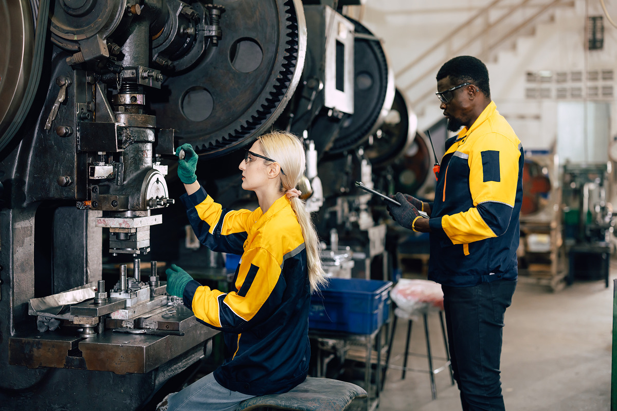 Ouvrier en usine utilisant le logiciel de gestion de personnel manufacturier